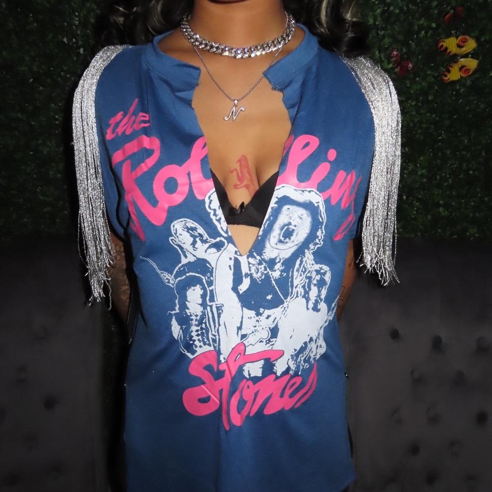 Graphic Tees comes w/ pins to close the sides